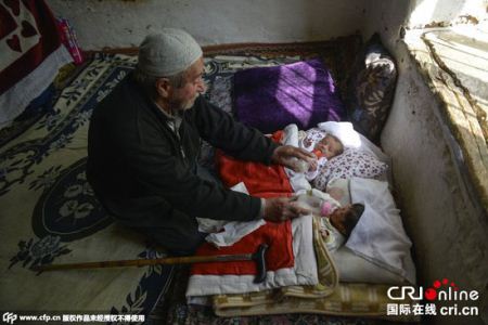 پیرمرد قوی 85 ساله زن 45 ساله را دوقلو باردار کرد (عکس)