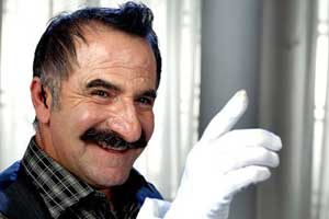 بازیگری که نان دماغش را می خورد !! بازیگری که نان دماغش را می خورد !!