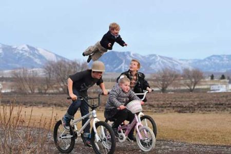 عکس های جنجالی دختر 5 ساله ای که پرواز می کند!