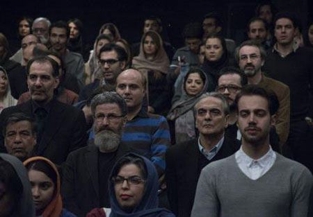عکس های غافلگیرانه علیخانی با بازیگران در اکران خصوصی