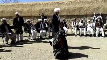 سنگسار این دختر تنها بخاطر عاشق شدن (عکس)