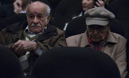 عکس های غافلگیرانه علیخانی با بازیگران در اکران خصوصی