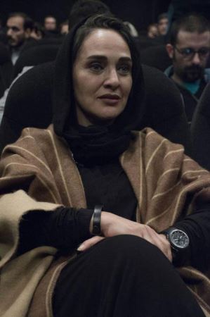 عکس های غافلگیرانه علیخانی با بازیگران در اکران خصوصی