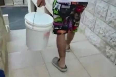 تنبیه وحشتناک دختری توسط پدرش (عکس)