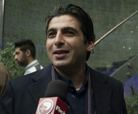 عکس های غافلگیرانه علیخانی با بازیگران در اکران خصوصی