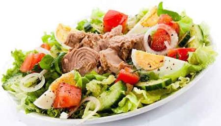 سالاد تن ماهی با تخم‌مرغ و کرفس