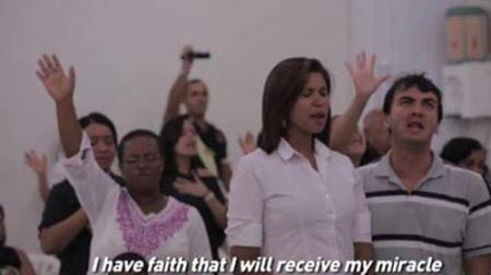 دختری که به طرز عجیبی بیماران را شفا می دهد (عکس)