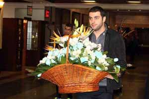 عکس های عذرخواهی علی ضیاء با دسته گل آبی از مظلومی