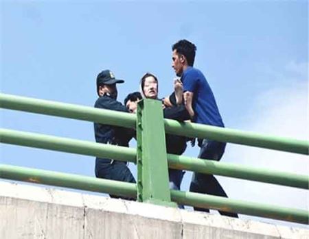 نصب جنجالی پرچم داعش در کرمانشاه با خودکشی یک دختر+ عکس