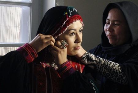 عکس های فشن شو دختران جذاب در خیابان خاکی !