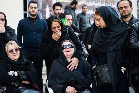 تصاویری از چهره های مشهور در مراسم خاکسپاری رضا احدی