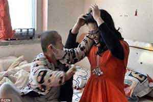 اقدام جنجالی این مرد در لباس زنانه (عکس) اقدام جنجالی این مرد در لباس زنانه (عکس)
