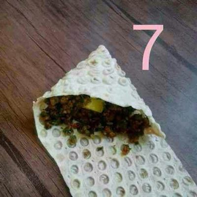آموزش تصویری پیچیدن سمبوسه به شکل مثلث