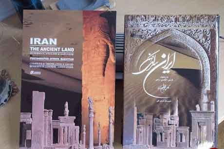 هدیه توپ محمدرضا گلزار به شاهرخ خان در هند (عکس)