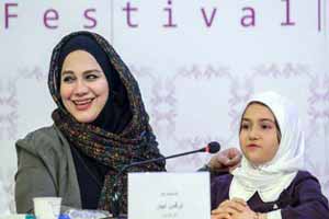خوابیدن خانم بازیگر نقش اول در نشست خبری فیلمش (عکس)