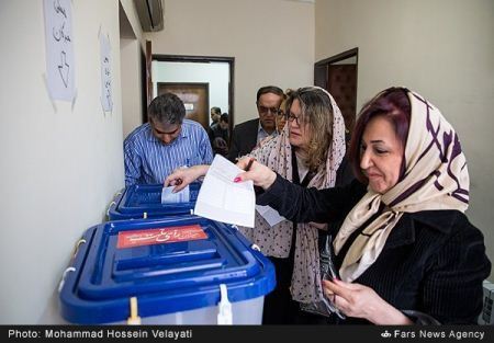سلفی های داغ و دیدنی دختران در روز انتخابات