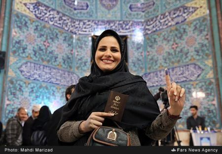 سلفی های داغ و دیدنی دختران در روز انتخابات