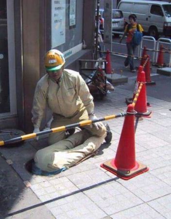 عکس های خیلی خنده دار از کارهای آدم های مُنگول
