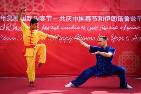 عکس های جنجالی رقص چینی ها در کاخ نیاوران!