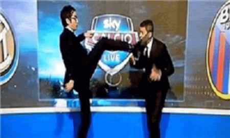 بمب خبری لگد مجری به فوتبالیست معروف در برنامه زنده (عکس)