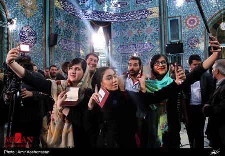 سلفی های داغ و دیدنی دختران در روز انتخابات