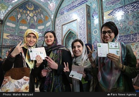 سلفی های داغ و دیدنی دختران در روز انتخابات