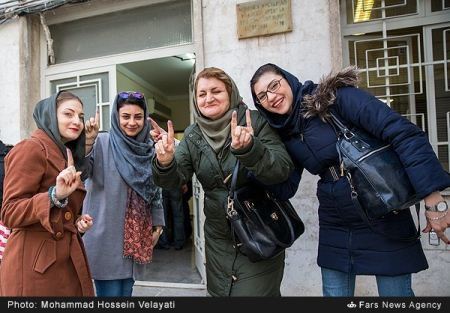 سلفی های داغ و دیدنی دختران در روز انتخابات