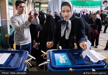 سلفی های داغ و دیدنی دختران در روز انتخابات