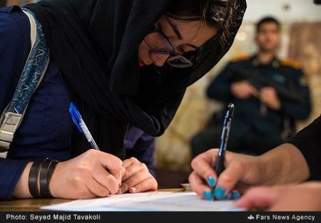 سلفی های داغ و دیدنی دختران در روز انتخابات