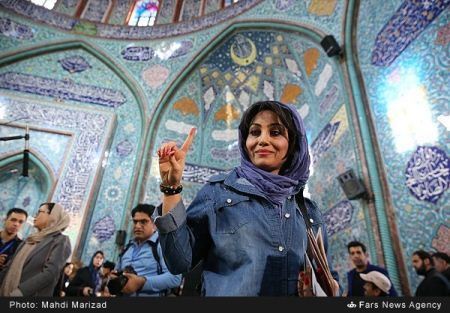 سلفی های داغ و دیدنی دختران در روز انتخابات