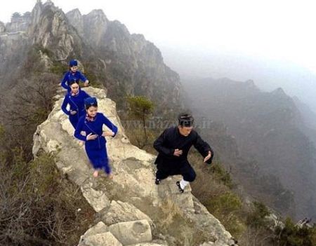 عکس های عجیب دختران مهماندار بر فراز قله!