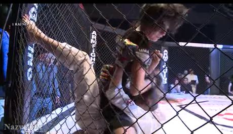 کتک خوردن وحشتناک دختر ایرانی در رقابت های MMA (عکس)