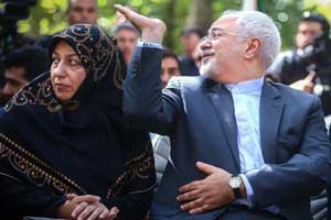 شعر جنجالی همسر ظریف بر روی دیوار صلح (عکس)