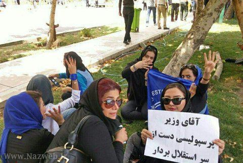 دخترانی که مقابل مجلس تجمع کردند (عکس)