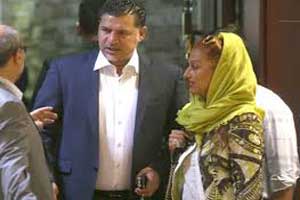 حمایت دیدنی از شلوار همبازی علی دایی ! عکس حمایت دیدنی از شلوار همبازی علی دایی ! عکس