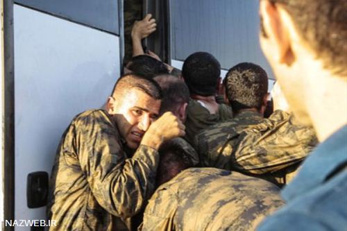 انتقال سربازان نیمه برهنه به خارج از پادگان (عکس)