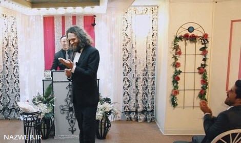 ازدواج احمقانه و عجیب این مرد با گوشی ! عکس