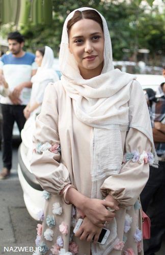 پریناز ایزدیار با مدل مانتو عجیب در جشن حافظ