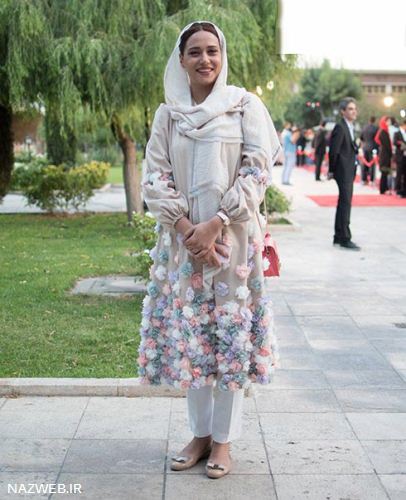 پریناز ایزدیار با مدل مانتو عجیب در جشن حافظ