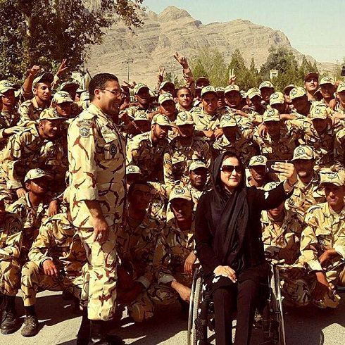 سلفی عجیب زهرا نعمتی در میان صدها سرباز ! عکس