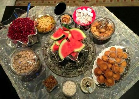 تزئین سفره شب یلدا به روش سنتی