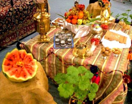 تزئین سفره شب یلدا به روش سنتی
