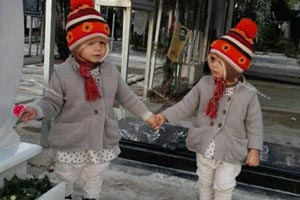 سنگ مزار هدیه دختران دوقلوی ایرانی به پدرشان! عکس سنگ مزار هدیه دختران دوقلوی ایرانی به پدرشان! عکس