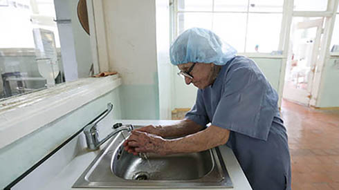 زن 89 ساله پیرترین جراح دنیا در اتاق عمل حین عمل جراحی ! عکس