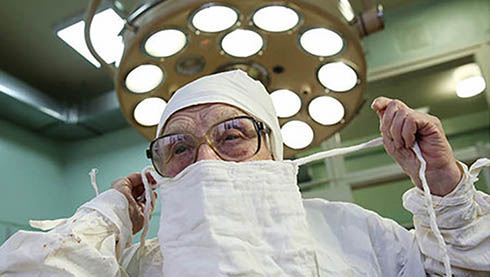 زن 89 ساله پیرترین جراح دنیا در اتاق عمل حین عمل جراحی ! عکس