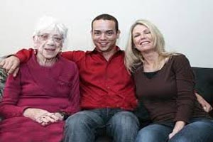 ازدواج عاشقانه و جنجالی دختر 94 ساله با معشوقه اش ! عکس