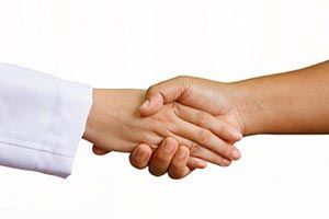 دست دادن زن و مرد نامحرم به روش شرعی و قانونی !