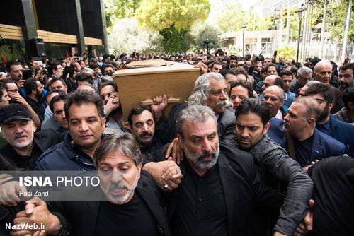 فیلم مراسم تشییع عارف لرستانی روی دستان هنرمندان