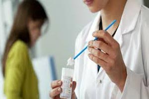 ترشحات سفید رنگ پنیری واژن خانم ها چه علتی دارد ترشحات سفید رنگ پنیری واژن خانم ها چه علتی دارد