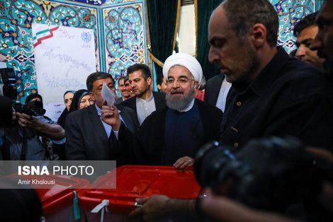 تصاویر داغ حسن روحانی پای صندوق رای
